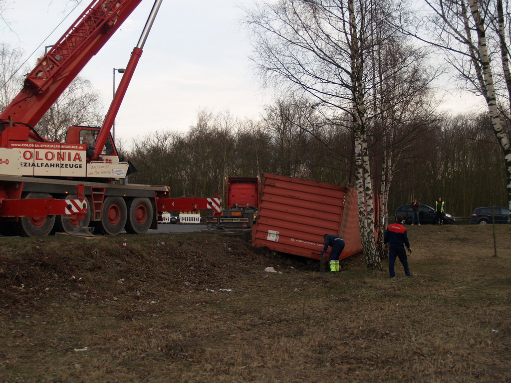 LKW verliert Container Koeln Niehler Ei P117.JPG